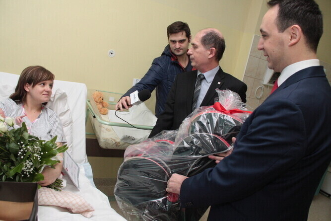 Mała Tosia obdarowana prezentami