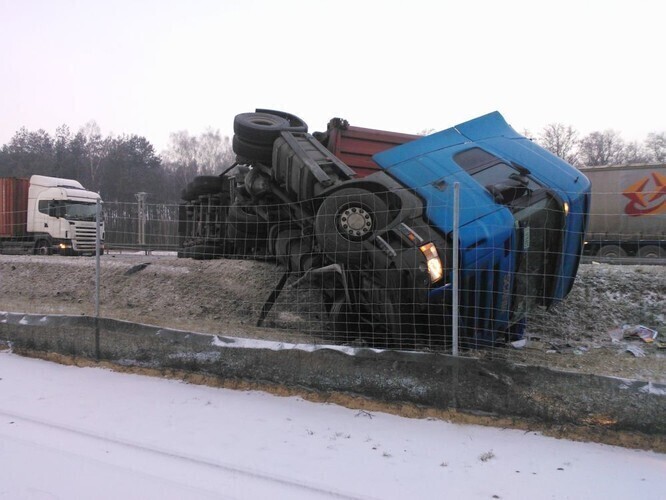 Zdjęcie 1: TIR przewrócił się na S8