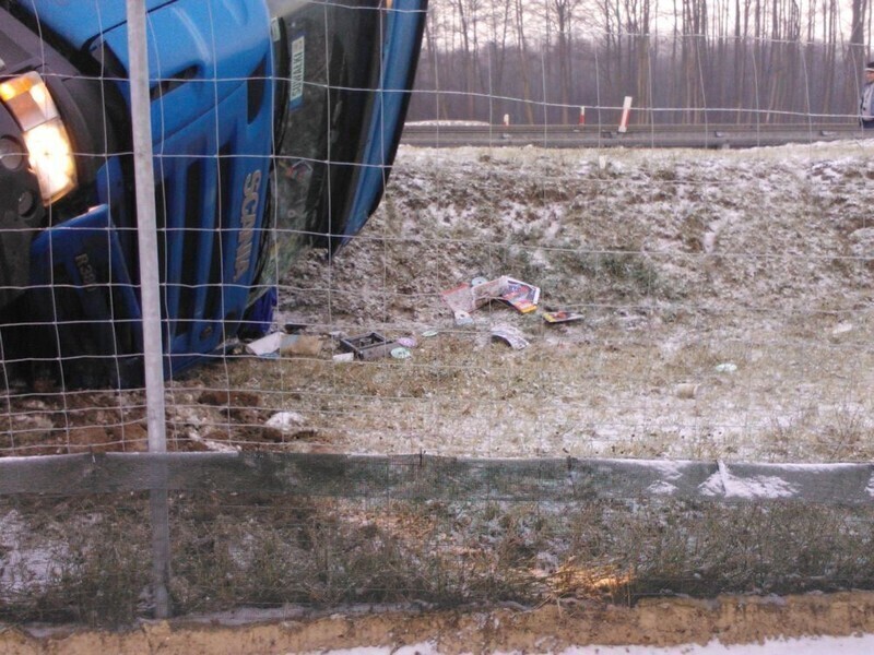 Zdjęcie 2: TIR przewrócił się na S8