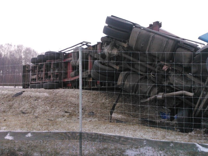 Zdjęcie 3: TIR przewrócił się na S8