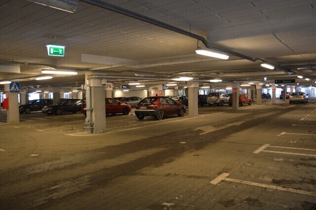 Sprytni kierowcy parkują pod galerią