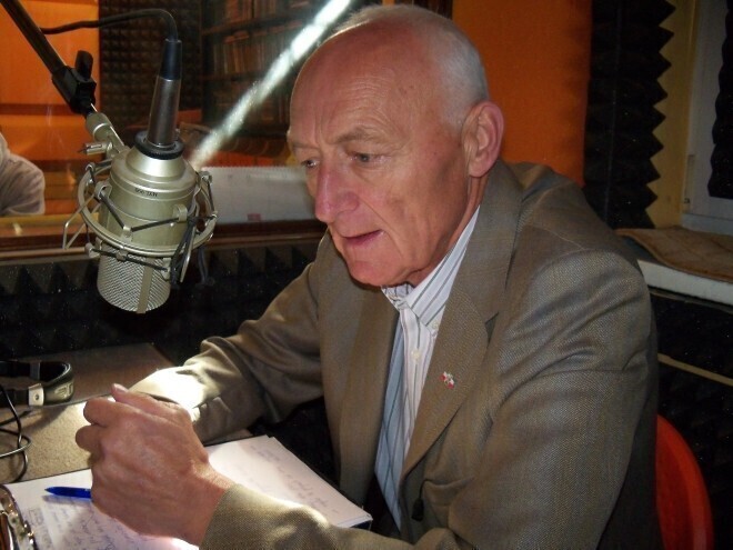 Zdjęcie 1: Przekrzywiony znak, niesprawna sygnalizacja, brak rozkładów jazdy