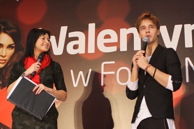 Maciej Musiał i tłum jego fanek