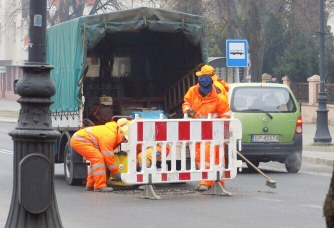 Łatają dziury w drogach