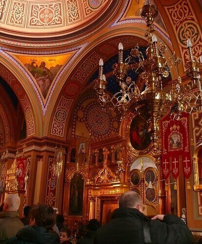 Tłum piotrkowian w cerkwi