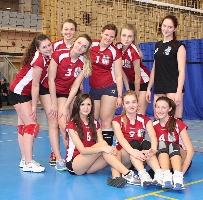 Puchar Chrobrego w rękach Chrobrego i Bąku Volley School