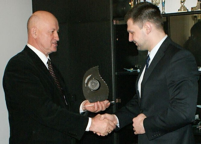 Mistrz olimpijski pomoże ciężarowcom z Bujen