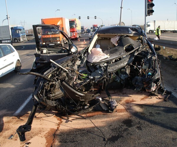 BMW uderzyło w sygnalizator kierowca nie żyje