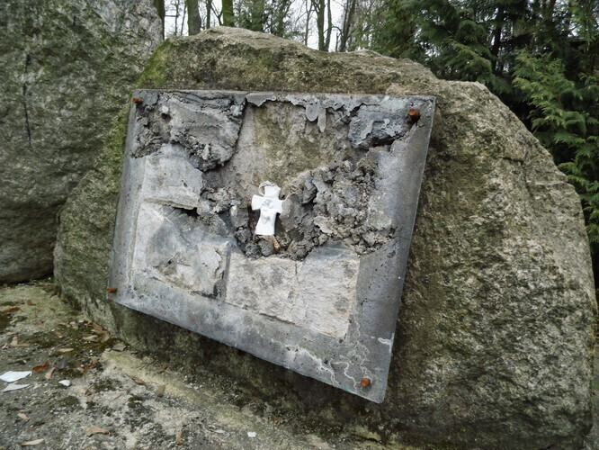 Cmentarne kamienie czekają na tablice