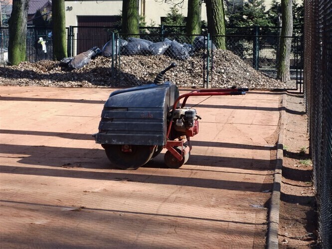 Zdjęcie 1: Przygotowują korty do rozpoczęcia sezonu