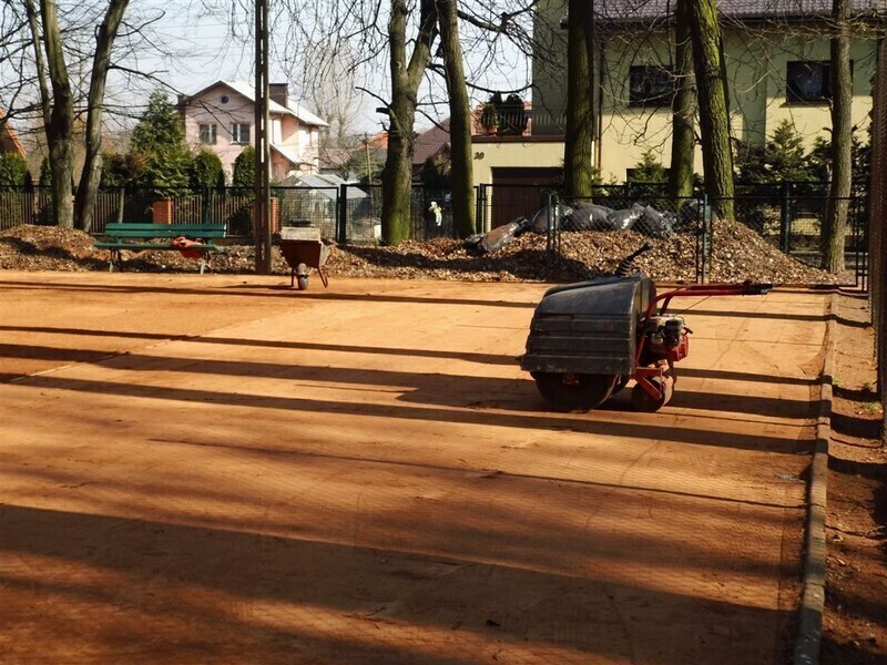 Zdjęcie 3: Przygotowują korty do rozpoczęcia sezonu