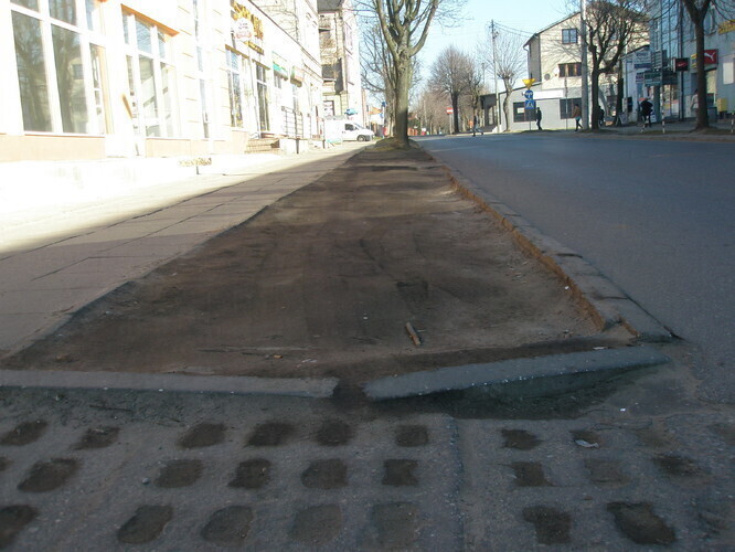 Kierowcy zniszczyli trawnik przy Młynarskiej