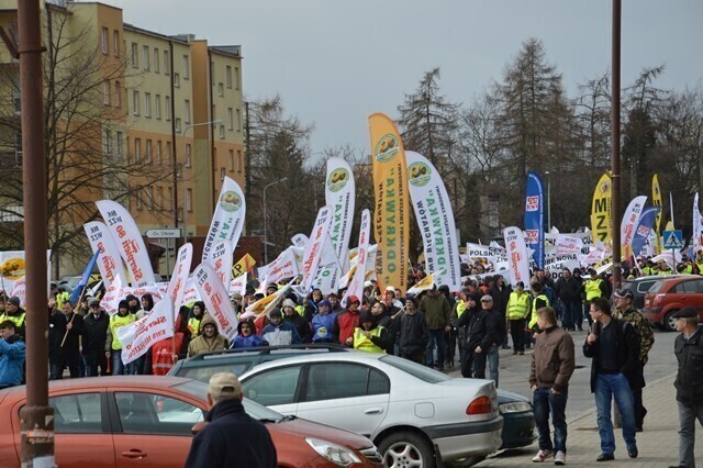 Zdjęcie 3: Manifestowali przeciw obniżkom płac