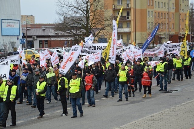 Zdjęcie 4: Manifestowali przeciw obniżkom płac