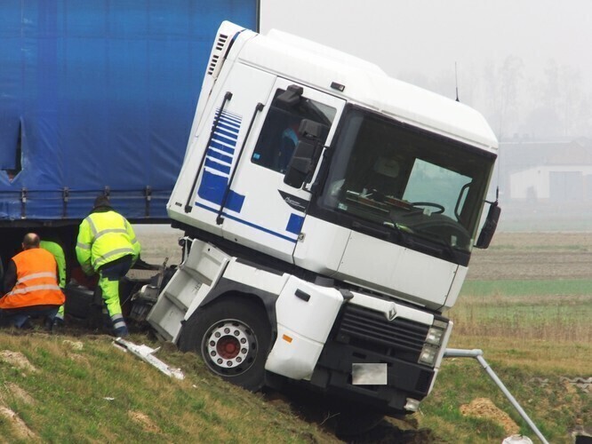 TIR zsunął się z krajowej ósemki