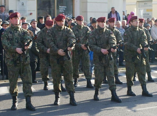 Mężczyźni i kobiety do wojska