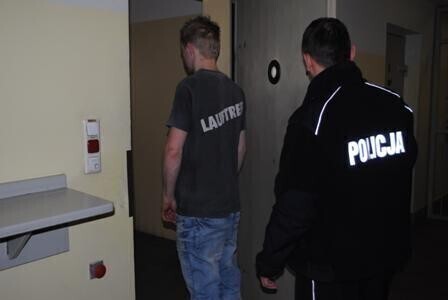 Kopał kobietę i krzyczał aby opuściła auto