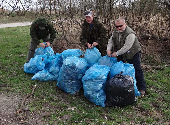 Zdjęcie 1: Wędkarze sprzątali obrzeża regionalnych jezior