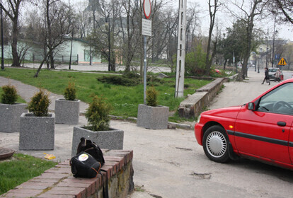 Zdjęcie 1: Zagrodzili drogę donicami. Gdzie zaparkują urzędnicy?