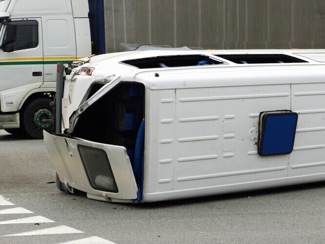 Zderzenie busa z ciężarówką na rondzie