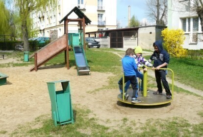 Mają trzymać dzieci w klatce