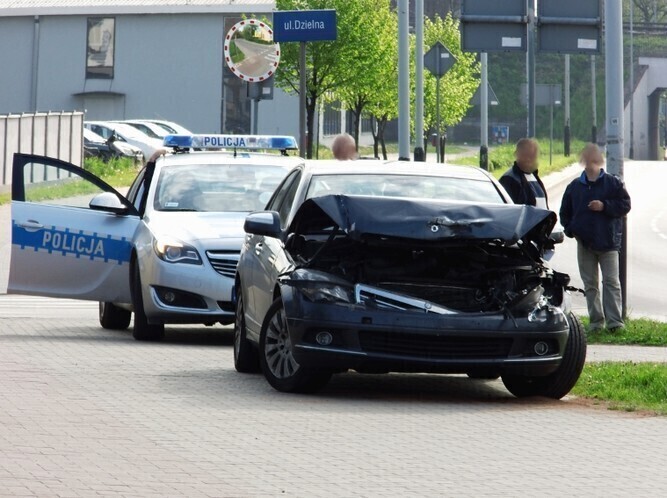 Mercedes uderzył w przyczepę