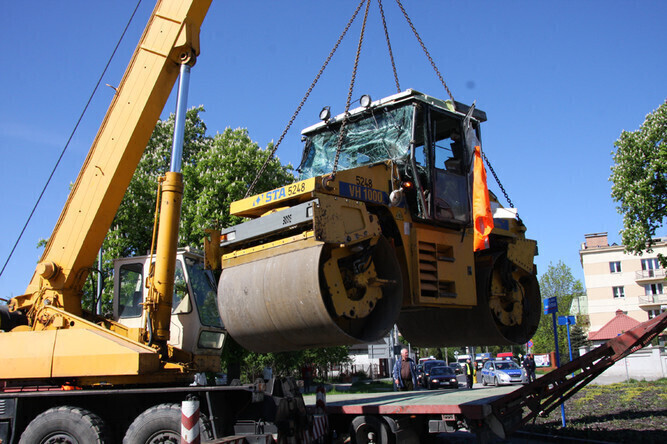 Zdjęcie 1: Walec drogowy spadł z lawety