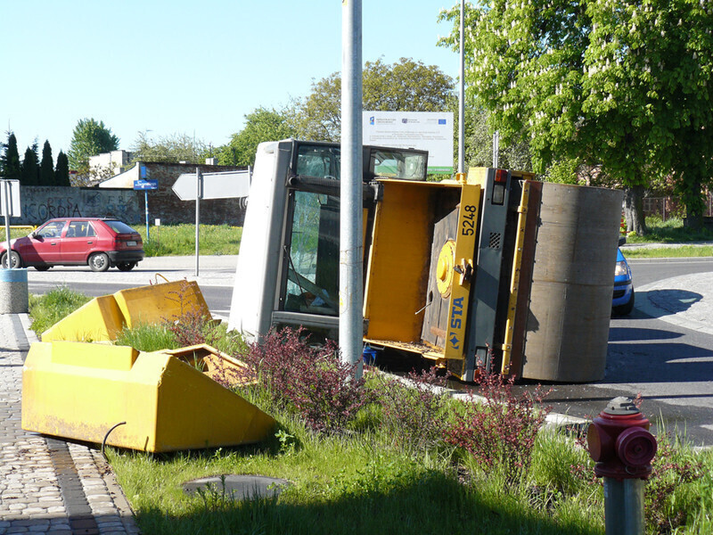 Zdjęcie 2: Walec drogowy spadł z lawety