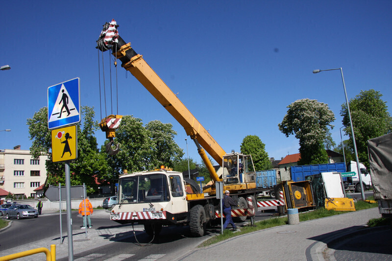 Zdjęcie 3: Walec drogowy spadł z lawety