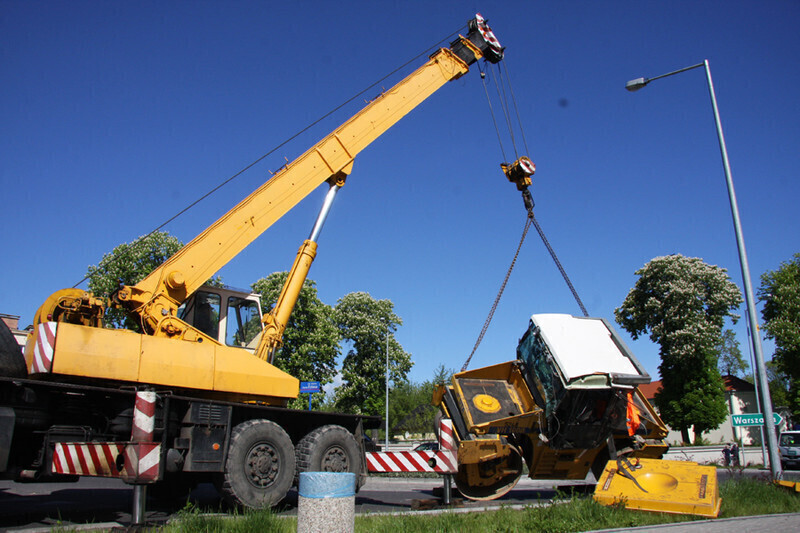 Zdjęcie 4: Walec drogowy spadł z lawety