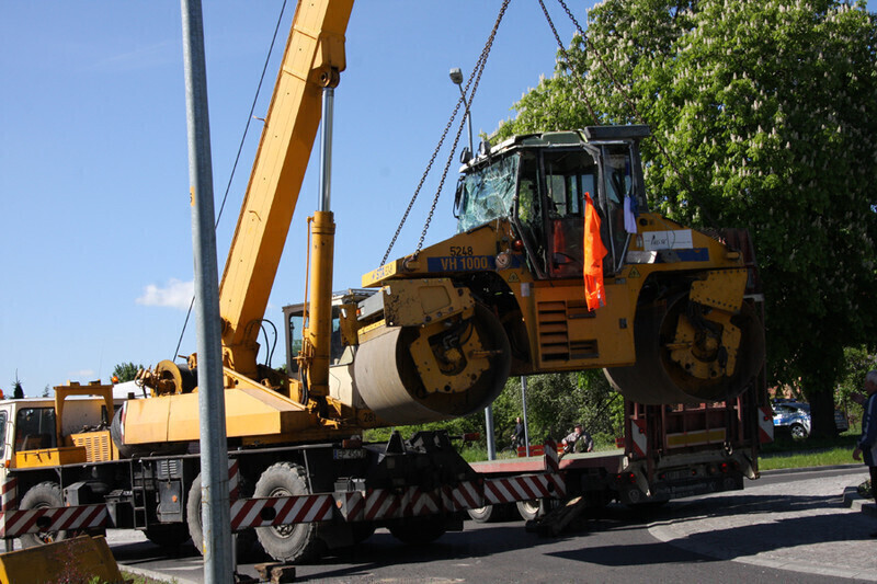Zdjęcie 5: Walec drogowy spadł z lawety