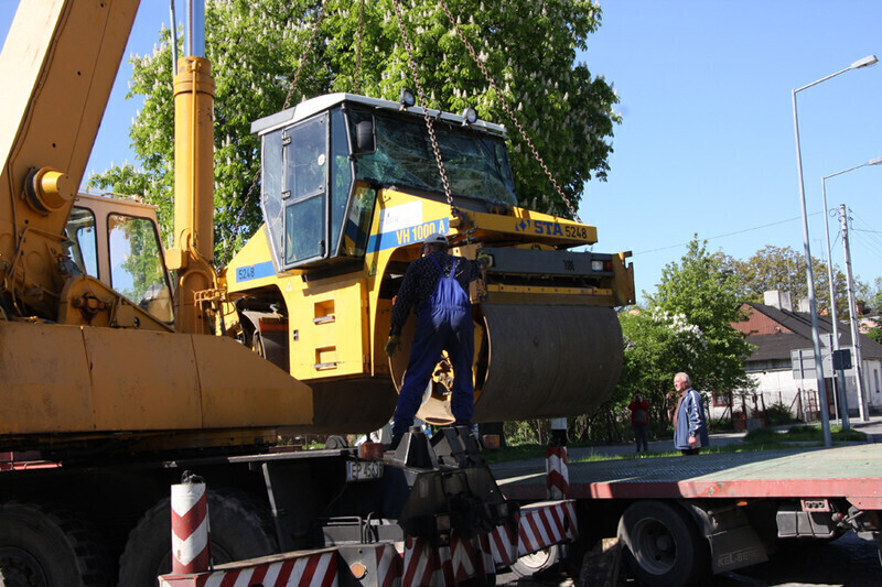 Zdjęcie 6: Walec drogowy spadł z lawety