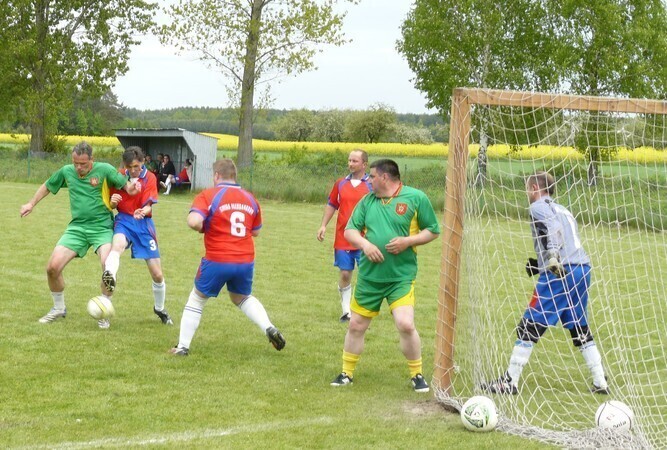 Samorządowcy grali w piłkę. Powiat piotrkowski górą