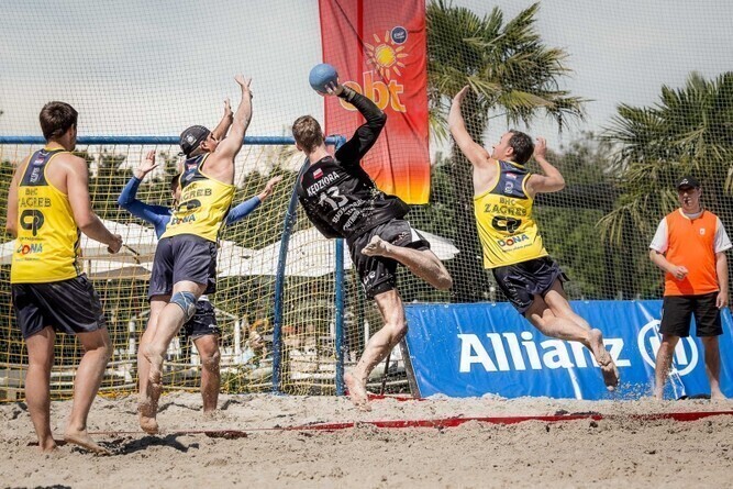 Zdjęcie 1: Pokazowy mecz Mistrzów Polski