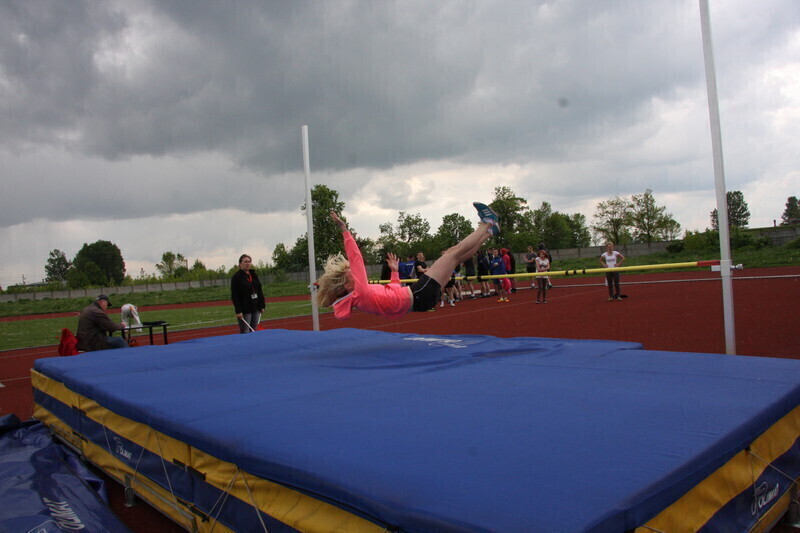 Zdjęcie 2: Lekka atletyka na miejskim stadionie 