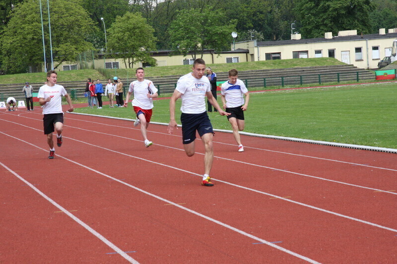 Zdjęcie 3: Lekka atletyka na miejskim stadionie 