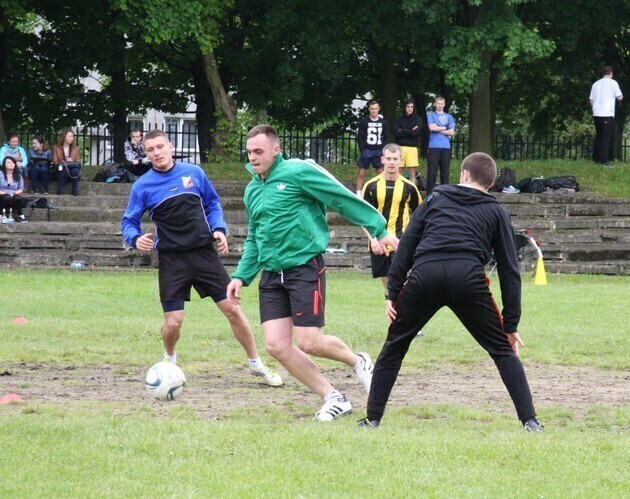 Grają w piłkę rozpalają grilla