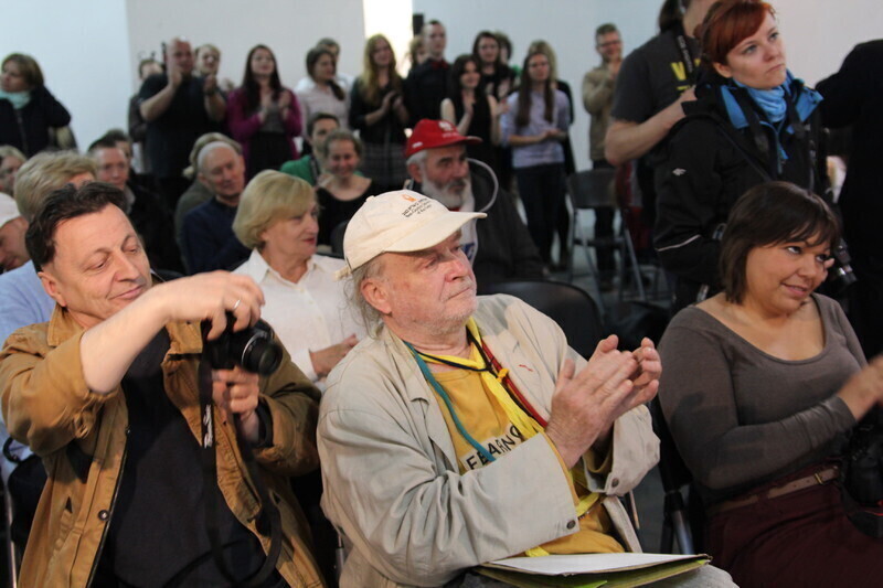 Zdjęcie 6: Bączek puszczony, Interakcje rozpoczęte