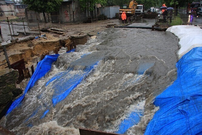 Strawa wylała. Strażacy zabezpieczali podmytą kamienicę