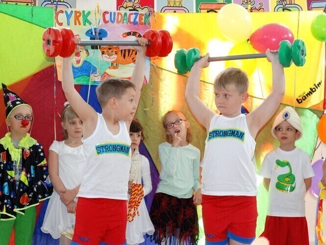 Cyrkowe wygłupy przedszkolnej trupy