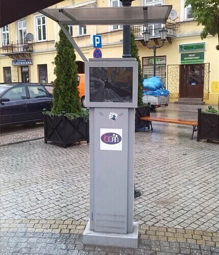 Infobox na pl. Czarnieckiego uszkodzony