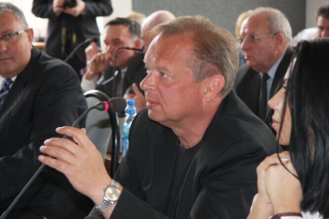 Radny Szcześniak nie przychodził na posiedzenia więc...