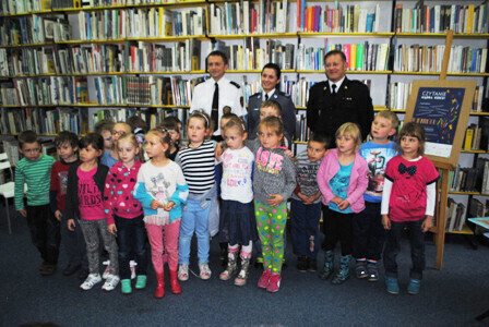 Policjanci strażacy oraz strażnicy miejscy czytali przedszkolakom z Piotrkowa