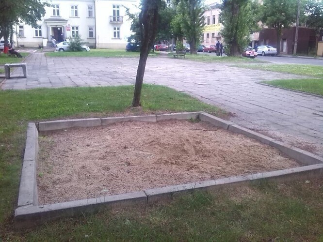 Piaskownica czy betonowy grób