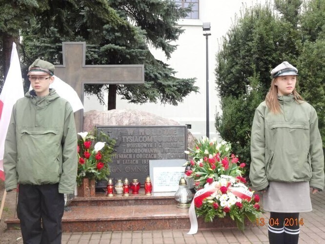 Zuch się bawi harcerz gra instruktor wychowuje