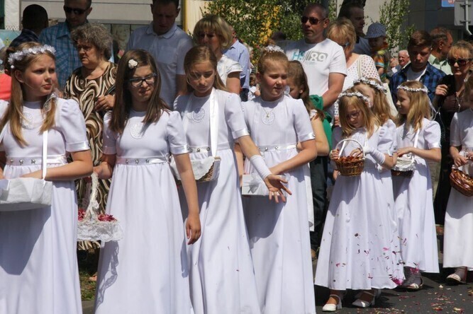 Dzieci sypią kwiaty - Boże Ciało w Piotrkowie