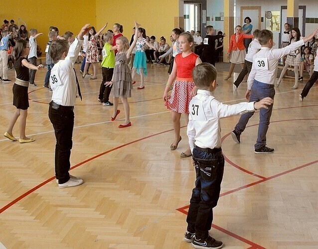 45 par rywalizowało na parkiecie