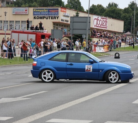 Szybkie samochody pisk opon aplauz publiczności