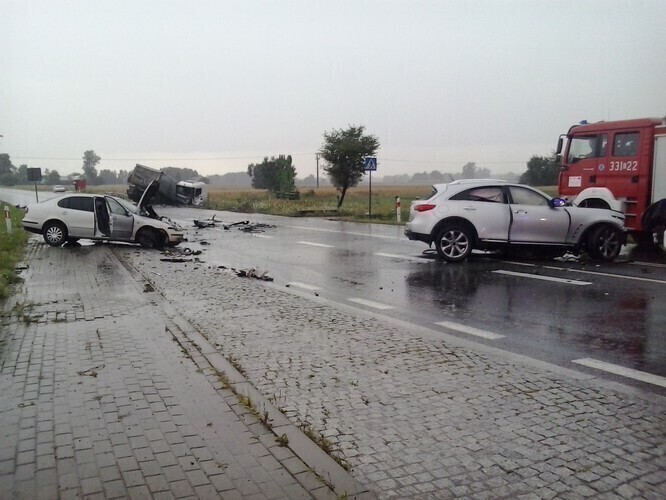 Osobówka zderzyła się z TIR-em nie żyje mężczyzna