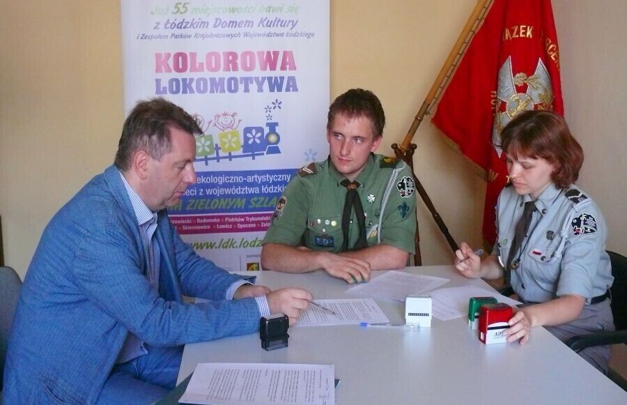 Harcerze i dzieci z Oratorium w projekcie Kolorowa Lokomotywa